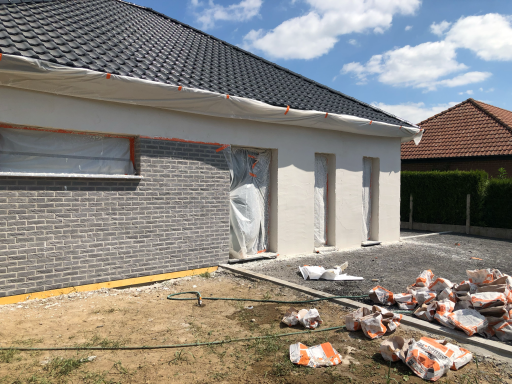 pose de la première couche d'enduit projeté