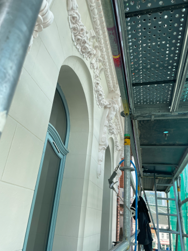 réparation des ornements et mise en peinture