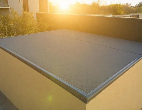 Toit ensoleillé, surface sombre et lisse avec éclairage doré au coucher du soleil.