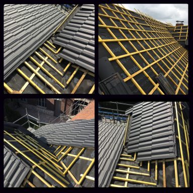 Toiture en cours de rénovation, avec des tuiles et des lattes de support visibles.