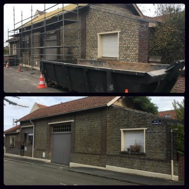 Maison en cours de rénovation avec échafaudage et benne à déchets.
